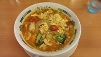 「トマト酸辣湯麺、大盛」@日高屋 小田急マルシェ登戸店の写真