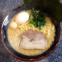 「濃厚とんこつ醤油ラーメン680円＋味玉（無料•クーポン）」@横浜家系ラーメン 鶴見家の写真