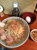 「ラーメン麺少な目ニンニクあぶら サービス玉子」@ラーメン富士丸 西新井大師店の写真