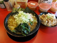「チャーシュー麵中盛910円　賄い飯150円」@家系ラーメン とらきち家の写真