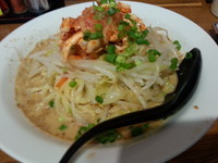 「ピリ辛鶏キムチの冷やし麺950円」@ともや食堂 藤岡店の写真