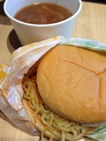 「大勝軒 元祖つけ麺バーガー（並）　６５０円」@ロッテリア 京急神奈川新町店の写真
