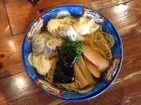 「特製ワンタン麺（黒） 麺大盛り」@八雲の写真