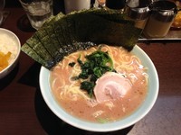 「ラーメン ライス（７８０円）＋海苔（１００円）」@横浜家系らーめん いずみ家の写真