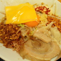 「まぜそば（全マシ、ニンニクだけ少しマシ）」@ジャンクガレッジ イオンレイクタウンmori店の写真