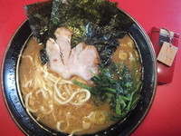 「ラーメン450円(麺硬め油多め味濃い目)＆中盛り無料」@家系ラーメン 王道の写真