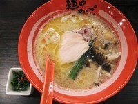 「旨いるどらーめん（800円）」@麺や でこの写真