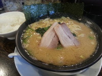 「豚骨醤油ラーメン６８０円＋無料ご飯」@神保家の写真