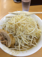 「ラーメン680円 中太麺 ニンニク野菜ちょい増し」@ラーメン ○菅の写真