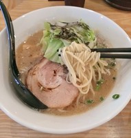 「らーめん \680＋キャベツ＆マー油 \150」@富士らーめんの写真