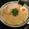 らーめん（濃厚醤油とんこつ・中太ちぢれ麺）