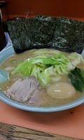 「キャベツラーメン 中盛り 味玉」@梅浜亭の写真