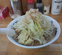 「ラーメン普通盛り（700円）野菜ニンニクアブラ」@ラーメン豚義の写真