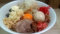 「まぜそば並 750円　麺少なめ、豚1枚、酸っぱめ」@ラーメンいつきの写真