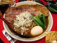 「厚切り炙りチャーシュー麺（カレー）＋特製ギョーザ」@らー麺's kitchen かわべの写真
