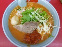 「やみつき！とんこつトマトラーメン（硬め）＋中盛り＋味付玉子」@ラーメン山岡家 伊勢崎宮子店の写真