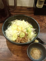 「辛油そば（野菜・ニンニク増し）＋魚粉」@麺処 花田 となりの写真