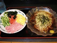 「黒酢しょうゆ冷し麺　510円」@日高屋 上野広小路店の写真