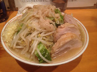 「小ラーメン豚入り(ヤサイマシマシニンニクアブラマシマシ) 750」@豚星。の写真