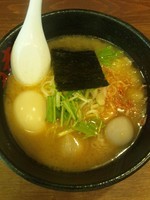 「桃猿醤油らーめん（味玉トッピング）」@麺や 猿の写真