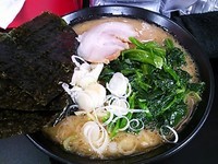 「醤油豚骨らーめんほうれん草増し」@俺らの家系 黒一番の写真