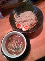 「つけ麺８５０円+味玉（店内チラシ）」@渋谷らーめん友喜の写真