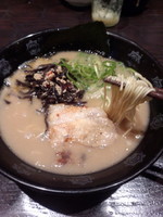 「豚骨らーめん780円＋すごい替え玉300円」@とんこつらーめん俺式 純 東京ラーメンストリート店の写真