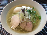 「アグー豚の塩らーめん アローカナの味玉」@BumBunBlauCafe with BeeHiveの写真