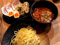 「辛味つけ麺（中盛り）＋やすべぇ特製トッピング　@1,080円」@つけ麺屋 やすべえ 池袋店の写真