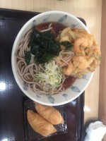 「小エビかき揚げ蕎麦500円いなり130円」@狭山そば 西新宿五丁目店の写真