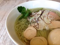 「アグー豚の塩らーめん＋アローカナの塩味玉（冷し）」@BumBunBlauCafe with BeeHiveの写真