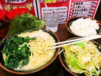 「醤油ラーメン（ほうれん草+もやキャベ）　880円」@横浜家系ラーメン せんげん家の写真