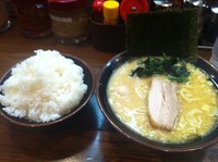 「ラーメン味濃め硬め ライス」@横浜家系ラーメン 鶴見家 六本木店の写真