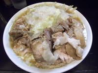 「らーめん(700円)　開店サービス豚2枚」@らーめん虎丸 川口店の写真