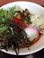 「冷やし山菜そば420円」@梅もと 専大通店の写真