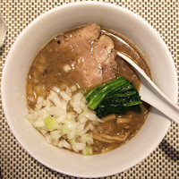 「焦がし煮干らぁめん＋トッピング増し（玉ねぎ）」@らぁめんや やしげるの写真