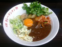 「汁なしカレーそば 700円キムチ100円＋パクチー150円」@元祖カレータンタン麺 征虎 総本店の写真