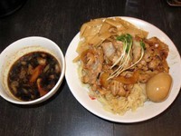 「肉盛りつけ麺並800円＋無料肉増し・味玉・メンマ」@魁 肉盛りつけ麺 六代目けいすけの写真