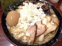「背脂煮干ラーメン+タマネギ」@煮干 丸めの写真