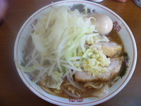 「小ラーメン（にんにく、サービス味玉）　６８０円」@らーめん おうか 松戸松飛台店の写真