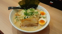 「濃厚とんこつ醤油大盛り820円半味玉サービス」@つけ麺 らーめん 春樹 弘明寺店の写真