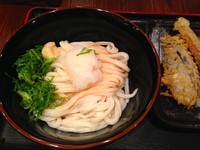 「しょうゆ＋なす天＋ちくわ天＋角ハイボール」@讃岐うどん大使 吉祥寺麺通団の写真
