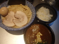 「特製カレーつけ麺(970円)(辛口)中盛(50円)ライス小」@豚骨一燈の写真