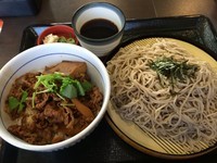 「山わさびそば大盛り530円、ミニすき焼き丼300」@なか卯 新座道場店の写真
