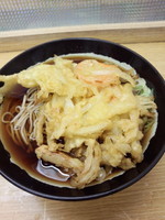 「野菜かきあげ天そば380円」@北品川弁当の写真