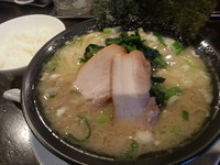 「豚骨塩ラーメン680円＋ランチご飯無料」@神保家の写真