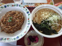 「〖日替わり〗黒チャーハンセット（温うどん）690円」@山田うどん食堂 谷塚店の写真
