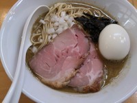 「特濃煮干ソバ（黒）＋味玉」@煮干中華ソバ イチカワの写真