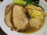 「魚だし味玉醤油らあめん＋チャーシュー（９７０円）」@九州らあめん どん きさろく 八柱店の写真