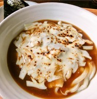 「チーズ焼きカレーうどん+おむすび(鮭)580円＋110円」@釜揚げ屋の写真